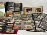 beaucoup de vieilles photos sur la table