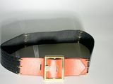 une ceinture noire ornée d'une boucle dorée sur fond blanc