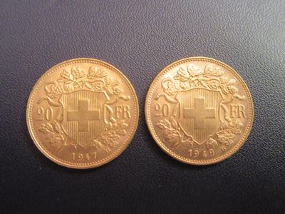 deux pièces d'or, l'une ornée d'une croix et l'autre d'un bouclier