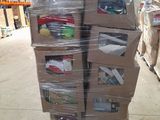une grande pile de cartons sur une palette dans un entrepôt