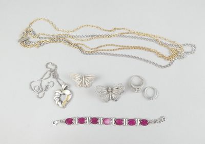 gros plan d'un bouquet de bijoux sur une surface blanche