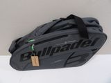 un sac posé sur une table