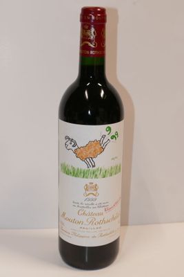 une bouteille de vin posée sur une table