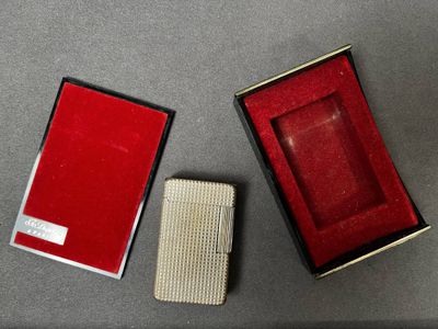 une petite boîte contenant un briquet et un autre briquet