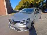 La voiture argentée est garée sur le bord de la route.