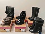 plusieurs paires de bottes pour femmes posées sur des cartons