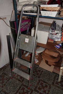 une échelle adossée au mur d'une pièce