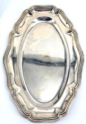 une assiette en argent ornée d'un motif ovale