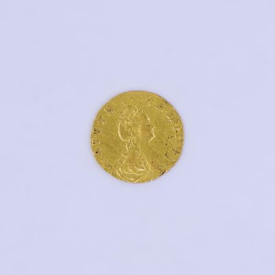une image d'une pièce d'or sur une surface blanche