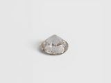 un diamant blanc sur une surface blanche