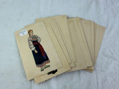 six cartes sur lesquelles est représentée une femme en robe
