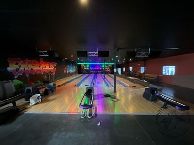 une piste de bowling avec une boule de bowling par terre