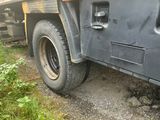 un camion garé sur le côté de la route