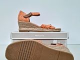 an image of a pair of shoes sitting on top of a box