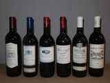 plusieurs bouteilles de vin sont alignées sur une table