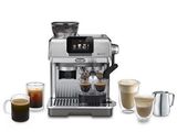 La machine à café est posée à côté de deux tasses de café