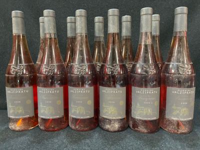 six bouteilles de vin sont alignées sur une table