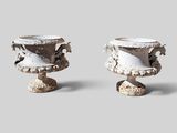 deux vases blancs posés côte à côte sur une surface grise