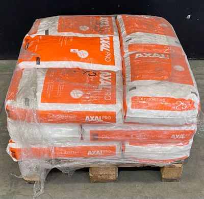 une palette remplie de cartons orange et blancs posée sur une autre palette