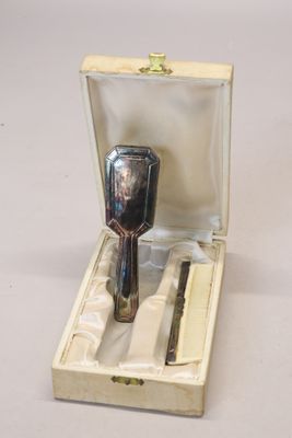 Nécessaire de coiffure pour bébé en métal argenté art déco.
