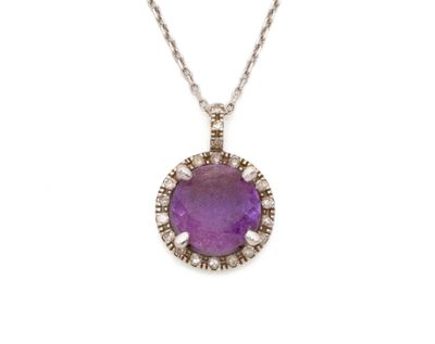 un pendentif en améthoraite et diamants monté sur une chaîne