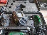 une caisse d'outils avec des outils à l'intérieur, posée sur le sol