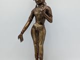 une statue en bronze représentant une femme tenant une fleur à la main