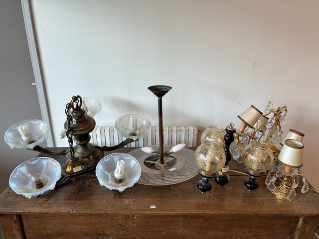 Quatre lustres et 1 lampe de table