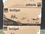 trois cartons empilés les uns sur les autres sur une palette