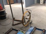 une pièce dans laquelle se trouvent une roue et une échelle