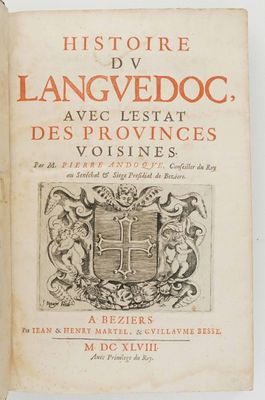 un vieux livre avec l'image d'un blason