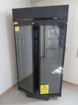 une photo d'une porte vitrée dans une pièce