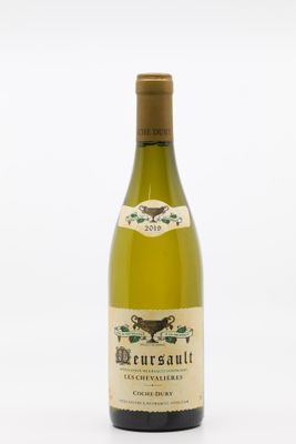 gros plan d'une bouteille de vin sur fond blanc