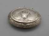 un étui à pilules ancien en argent, orné d'un motif floral