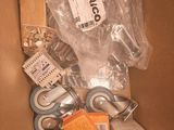 une boîte remplie d'objets assortis qui s'y trouvent