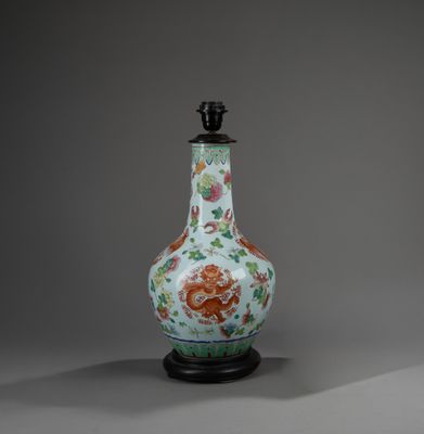 CHINE. Vase de forme bouteille en porcelaine émaillée polych…