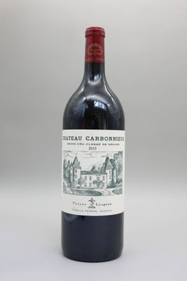 la bouteille de vin rouge est posée sur la table