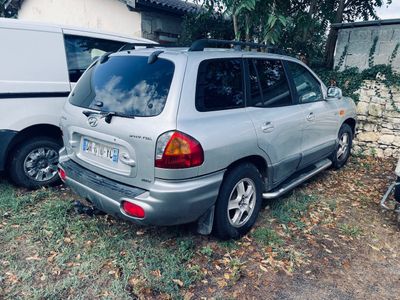 un SUV argenté garé devant une camionnette blanche