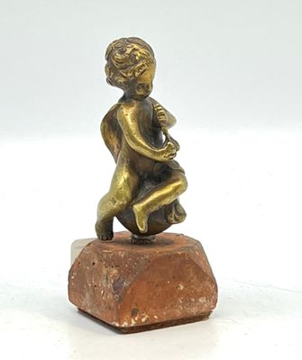 Elément d'ornementation en bronze figurant un angelot musici…