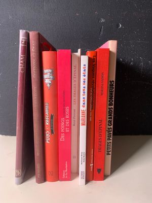plusieurs livres sont empilés sur une table