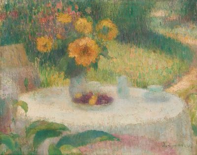 un tableau représentant une table sur laquelle se trouve un vase de fleurs