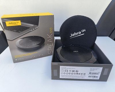 une boîte contenant un ordinateur portable et une enceinte