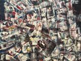 une peinture abstraite représentant une pile de papiers sur fond noir