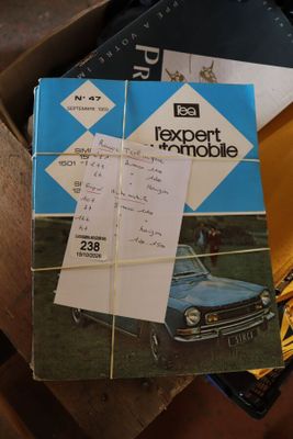 un livre posé sur une table