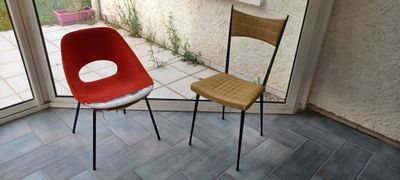 deux chaises placées devant une fenêtre