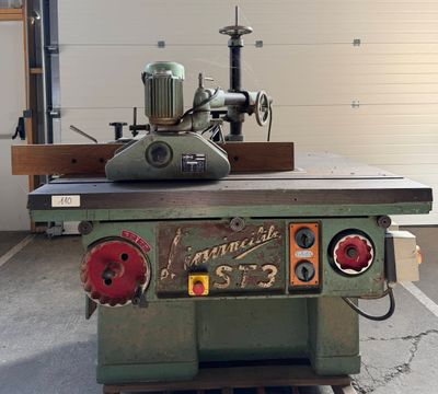 a machine that is sitting on a table in a garage