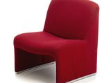 une chaise rouge posée sur une surface blanche