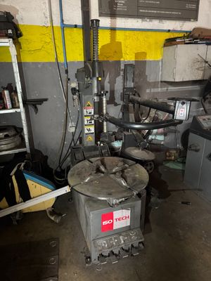 une machine qui se trouve à l'intérieur d'un garage