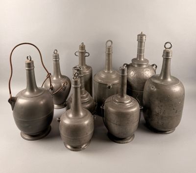 Suite de 9 grandes bouteilles fermées en étain.