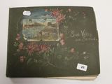 un vieux livre avec une illustration sur la couverture, posé sur une table